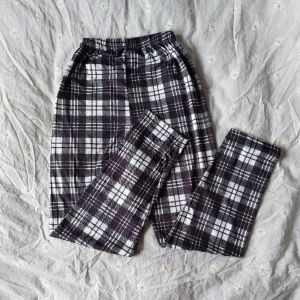 Pyjamasbyxor - Rutiga pyjamas byxor. Fint skick men säljs för att de inte  kommer till användning. Highwaist och stretchiga.