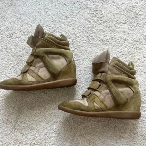 Isabell marant skor - Säljer dessa jättefina isabell marant skor då dem är lite för små för mig❤️i storlek 41 men skulle säga att dem mer passar 39 kanske 40❣️jättefint skick🥰