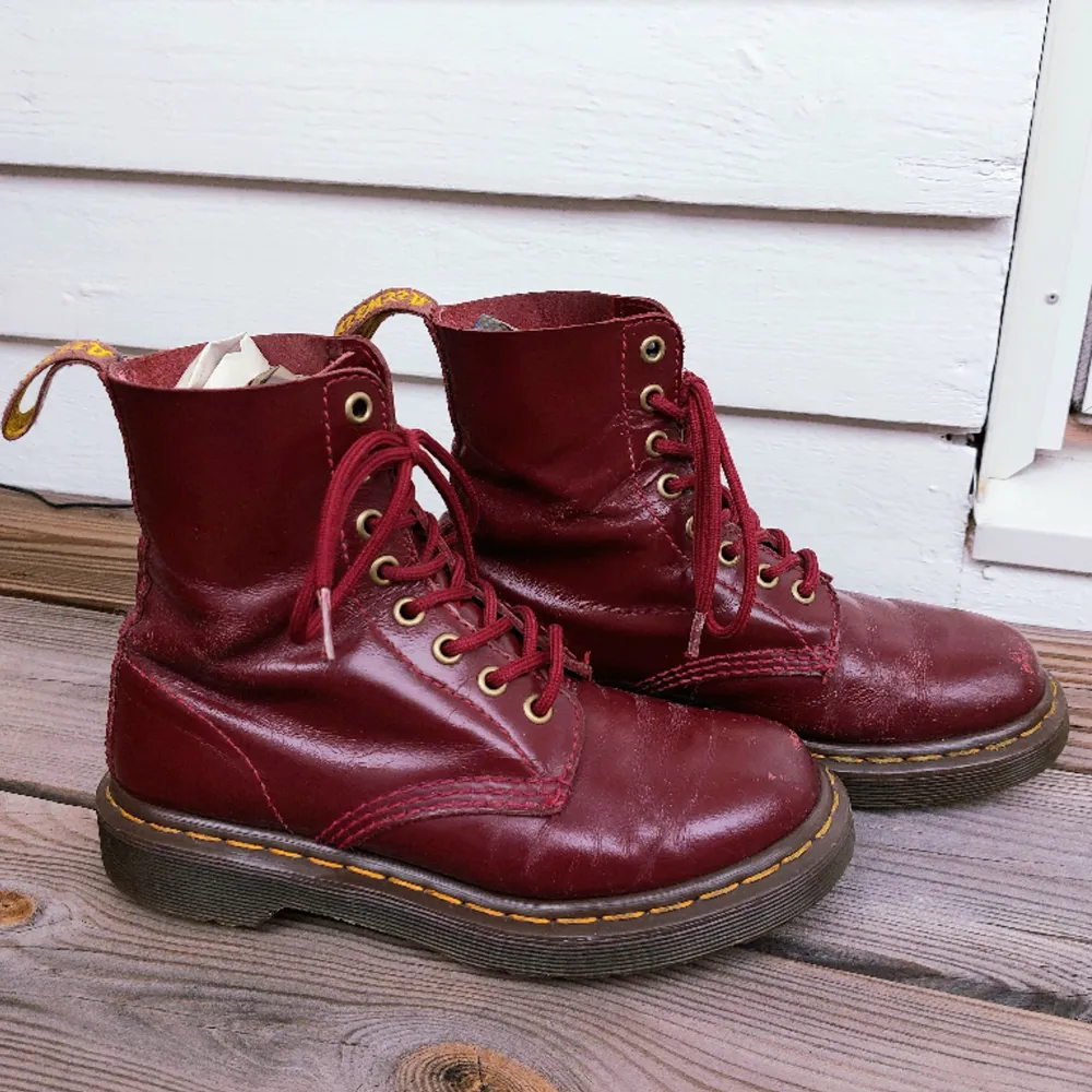 Jättefina cherry red dr.Martens som tyvärr är för små för mig. Lite slitna men har mer att ge!. Skor.