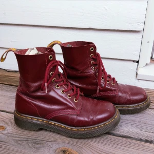 Röda dr.martens  - Jättefina cherry red dr.Martens som tyvärr är för små för mig. Lite slitna men har mer att ge!