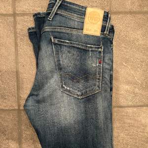 Tjena. Säljer dessa snygga replay anbass jeans i stl 31/30 och i färgen blå. Vid minsta fundering är det bara att höra av sig