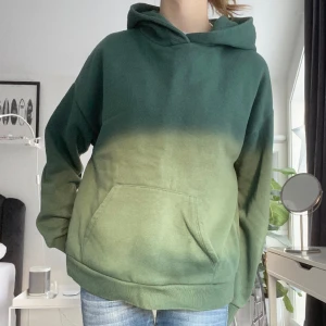 Hoodie - Så skön hoodie till vintern. Knappt använd. Väldigt oversized. Hör av dig vid frågor❤️