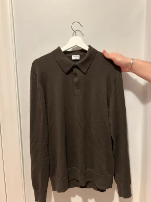 Filippa K tröja - En Filippa K tröja i en brungrön nyans. Köpt för några månader sedan och inte använd mycket alls. Strl L på tröjan. 