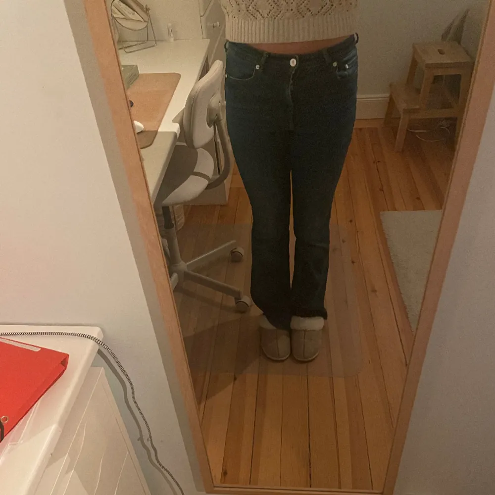 Supersnygga mörkblå lågmidjade jeans. Sparsamt använda utan några slitningar💗. Jeans & Byxor.