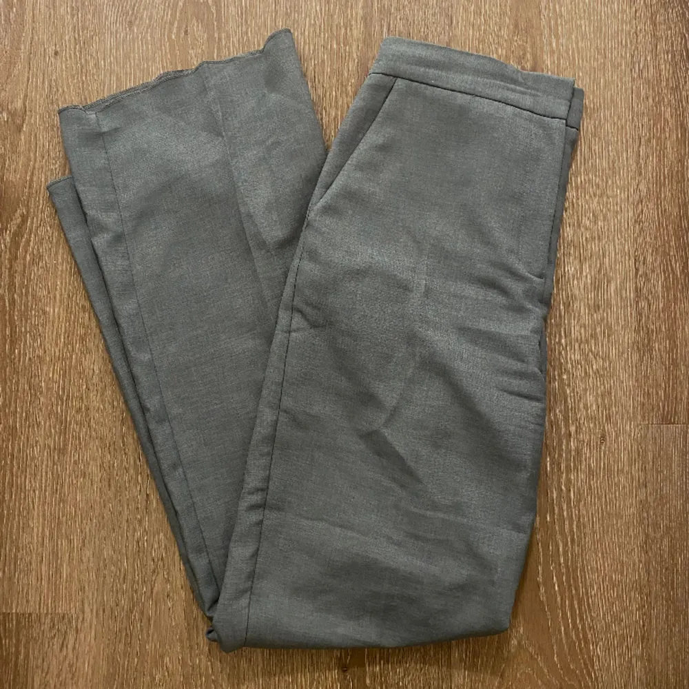 Säljer dessa superfina, gråa kostymbyxorna från ASOS i storlek 38🫶🏼knappt använda så i superbra skick & går inte att köpa längre!! . Jeans & Byxor.