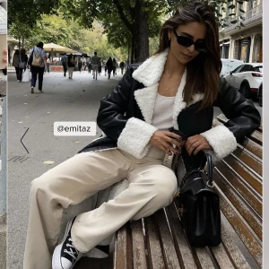 PU kappa med Teddy detaljer  - Jacka beställd från NA-KD. Helt oanvänd och är slutsåld på nakds hemsida. Storlek 32 men är oversize, passar dig som är storlek 36 på jackor om du vill ha en normal passform. Om du vill ha lite oversize isåfall du som är storlek 32/34.