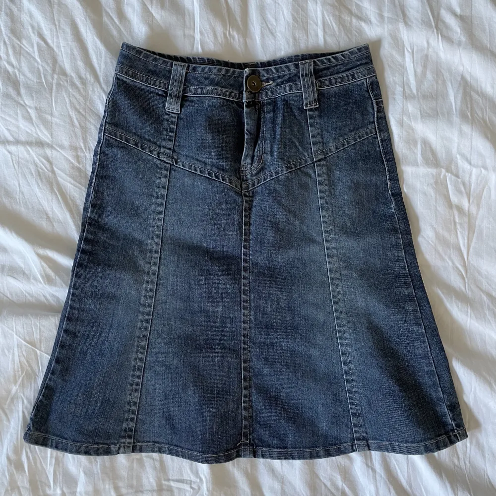 En så fin lågmidjad midi jeanskjol från 90-tals H&M! Säljer då jag måste rensa ut garderoben😅Men it hurts me för den är sååå fin😍😍. Kjolar.