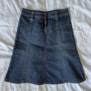 Low waist jeanskjol - En så fin lågmidjad midi jeanskjol från 90-tals H&M! Säljer då jag måste rensa ut garderoben😅Men it hurts me för den är sååå fin😍😍