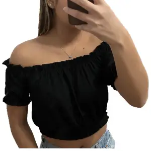 Svart topp från ginatricot! Går att bära både off-shoulder som på bilden eller som vanligt! Blusaktigt material och stretchigt.   !!Frakt tillkommer!!