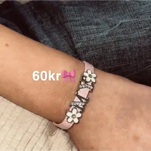 Säljer detta armband med glittriga /diamant bokstäver! Köpt på Liseberg förra året 🫶🏻 Bokstäverna kostade 280kr (ca 20kr styck)