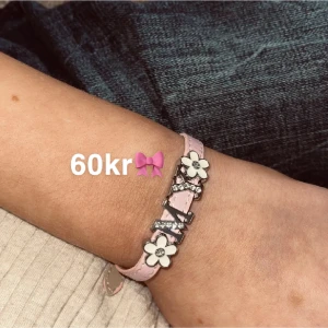 Armband med bokstäver - Säljer detta armband med glittriga /diamant bokstäver! Köpt på Liseberg förra året 🫶🏻 Bokstäverna kostade 280kr (ca 20kr styck)