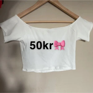Ginatricot - Super söt vit Of-shoulder topp! 🤍 Jätte bra kvalite och inte använd! Strl M men passar även mindre ☺️