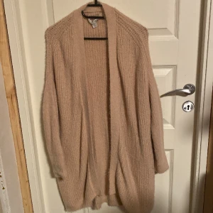 Kofta Amisu - Stickad kofta från New Yorker, märket Amisu. Använd en del, men säljs pga jag växt ur den. Obs! Färgen är något mindre brun i verkligheten, pga ljuset. Tyget är någolunda fluffigt (se bild 2)