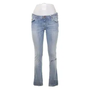 Superfina ljusblåa jeans! Tidigare köpt på Sellpy men passade inte mig i storleken, bra skick med prislappen kvar 💘