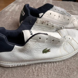 Skor Lacoste  - Skor från Lacoste i använt skick. Utan skosnören. Storlek 42