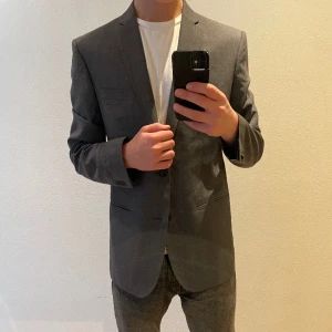 Kavaj Filippa K - Riktigt snygg kavaj från Filippa K i bra kvalité. Storlek 50 vilket motsvar M-L. Kanske mer M.