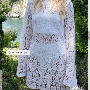 Studentklänning - Säljer denna superfina vita spetsklänning som passar perfekt nu till studenten❤️❤️❤️ nypris 549.