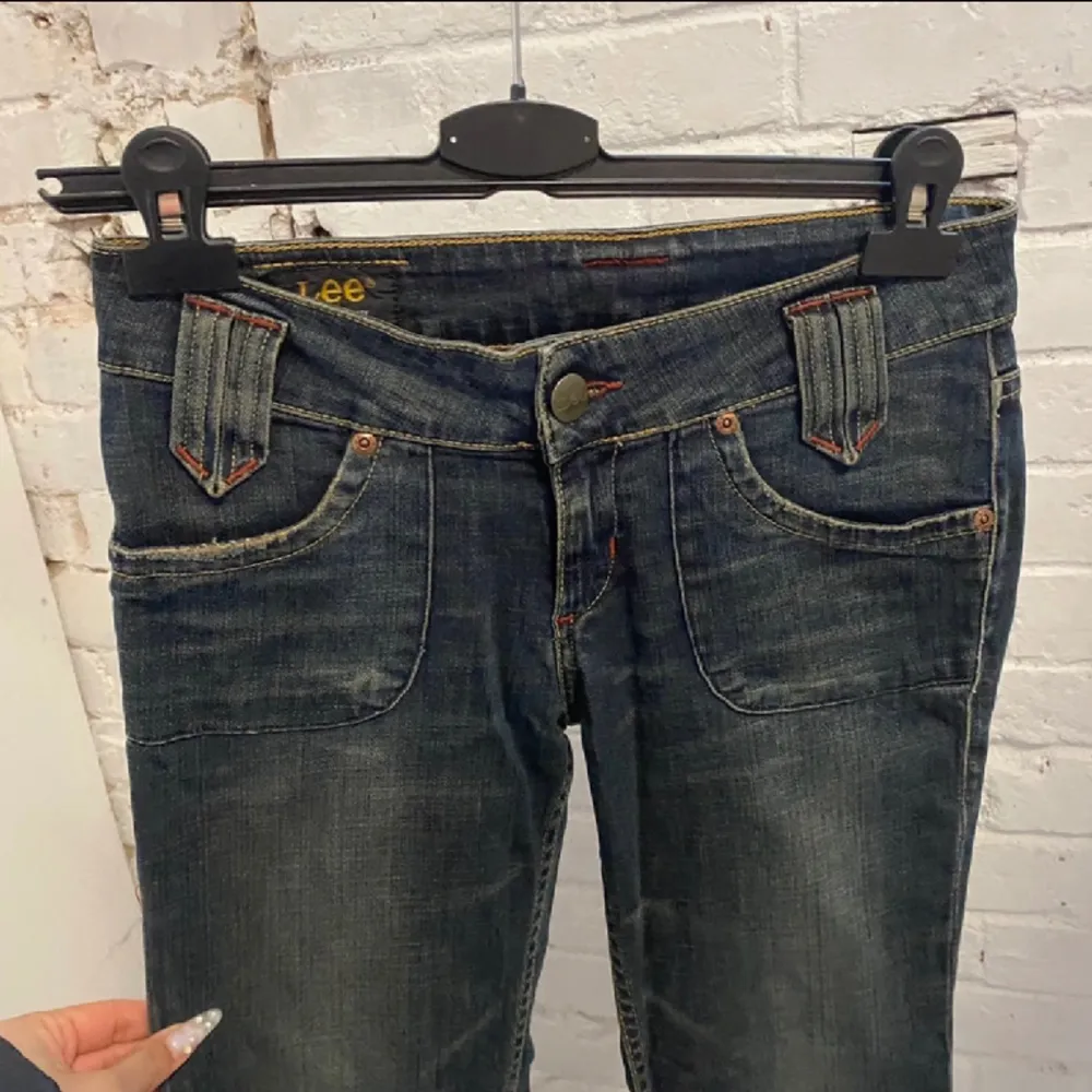 FRI FRAKT💕Skitsnygga speciella vintage lågmidjade från Lee, bootcut💕 midja: 36cm💕 innerbenslängd: 76cm💕uppskattar att längden passar om man är mellan 160-170cm! Finns fler bilder på byxorna men inte med de på mig!💕 använd köp nu!. Jeans & Byxor.