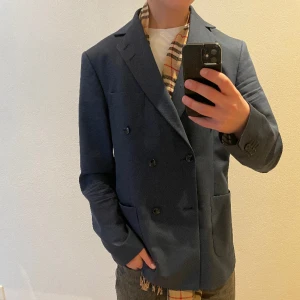 Kavaj - Riktigt snygg kavaj från Tiger of Sweden. Bra kvalité. Nypris ligger på runt 2 500 kr. Storlek: 50/52 vilket motsvarar M-L