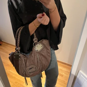 Guess väska  - Snygg och rymlig guess väska i använt skick