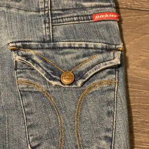 vintage, låg midjade jeans från dickies. ser grå ut på bilden men är mörkblå. mått: midje: 37cm rakt över, innerben:76cm 