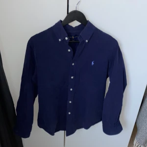Ralph lauren skjorta - En schysst Ralph lauren skjorta. Använd  max 2 gånger. Ställ frågor om du har, eller om du vill ha fler bilder!