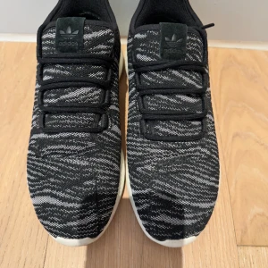 Adidas  - Adidas sneakers, använt Max 3 ggr!!  Helt nya typ!  Stl 40 