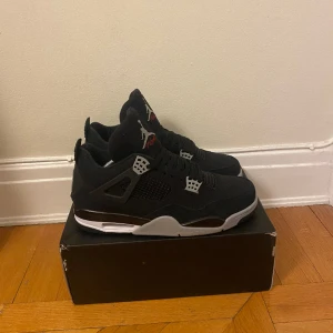 Jordan 4s Black Canvas - Har ett par skor som jag ärvt av min brorsa men har ingen användning till dom längre för jag känner att jag växt ut som en del. Har inte kvar skolådan längre. Säljer dom för lågt pris pga vill mest ha en snabb affär!