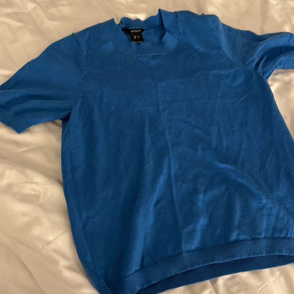 Säljer min mörk blåa t-shirt pga att jag aldrig använder längre💞 nypris 200kr. T-shirts.
