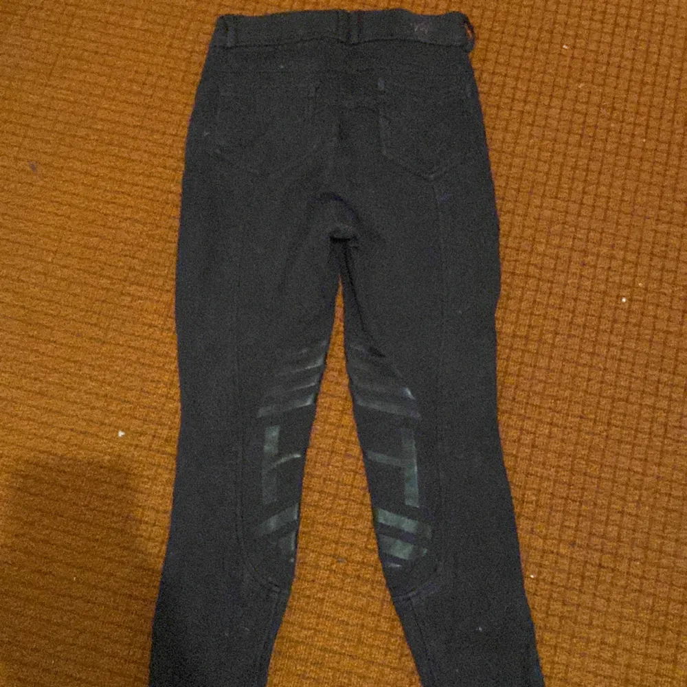 Ridbyxorna är storlek 38. Det är bra använda men fortfarande bra skicka. Fläcken på byxorna kommer vi ta bort då du köper de.. Jeans & Byxor.