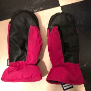 Barn vantar  - Nästan helt oanvända och i fint skick. 