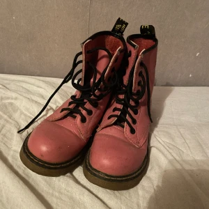 Doctor martens rosa - Säljer för jag använder dom inte och de är för små.