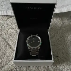Äkta Calvin Klein klocka som är köpt från ur&penn! Köpte för 3000kr och den är använd ca 2 gånger. Säljer då den inte kommer till användning💞