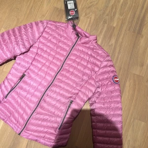 Colmar jacka  - En lila/rosa colmar jacka som aldrig andvänts, inget fel med den och lappen finns kvar, kan sänka priset 