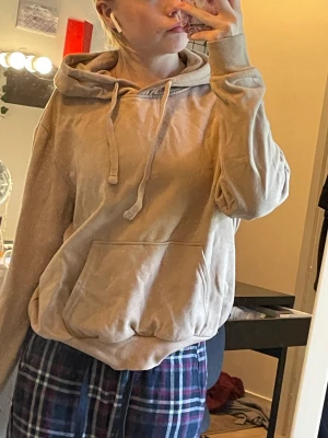 Hoodie  - En fin beige hoodie från hm, säljer då den aldrig används inga fläckar eller hål!  Liten i storlek 💗Tryck på köp nu eller kontakta mig vid frågor eller om sammfrakt ! 💗