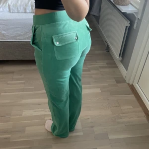 Juicy byxor - Säljer nu mina juicy byxor då dom inte kommer till användning, sparsamt använda🌸supersköna storlek M, snygg grön färg