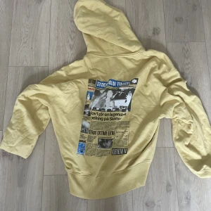 Hov1 hoodie - Säljer denna gula hov1 hoddien från skansen som inte säljs mer. Den är inte andvänd och är i bra sick. Ja köpte den får 1200 men säljer den för 800. Pris kan diskuteras kan sälja den billigare om den säljs fort