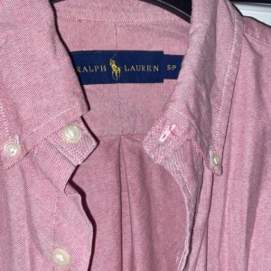 Polo skjorta - En sjukt fet skjorta, inte bästa bilderna men skicket är 10/10, knappt använd. Säljer få den är för liten. Pris kan diskuteras