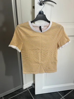 T-shirt  - Gul randig T-shirt från h&m i storlek S. Använd någon enstaka gång så inprincip i nyskick.  30kr plus frakt.  Har mycket fler plagg ute tillsalu! 