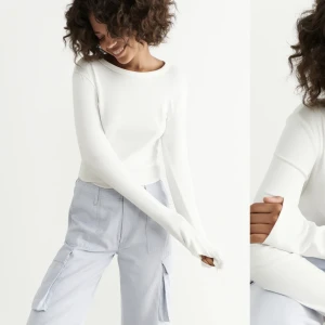 Vit ribbad topp  - Vit ribbad topp från gina💘 Använt 1 gång, mycket bra skick! Skriv för fler bilder 