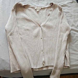 Ribbad skön kofta  - Storlek XL. Knappt använd 