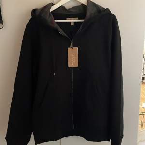 Helt ny burburry zip hoodie i storlek L. Skriv för fler bilder/info