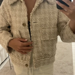 Jacka  - Jacka från H&M, stor i storlek så laddar s,xs