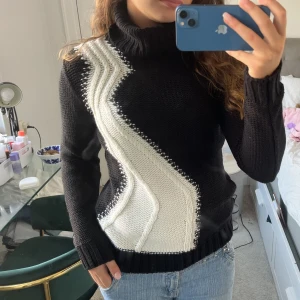 Tröja!  - Cool polotröja med snygg blixt i mitten!