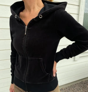 Velourtröja - Fin svart velourtröja, passar XS/S. 50kr + frakt🖤