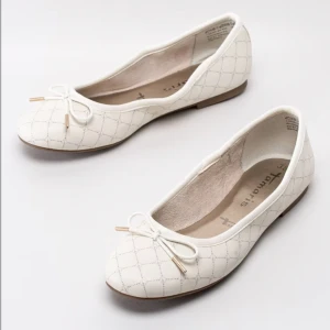 Ballerina skor - Jättesöta ballerina skor med en rosett. Använt typ 1 gång då dom är försmå 💓