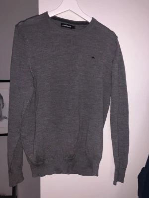 Grå J.Lindeberg tröja - Relativt ny och väldigt sällan använd.  Nypris 1300kr, säljer nu i bra skick för 500kr