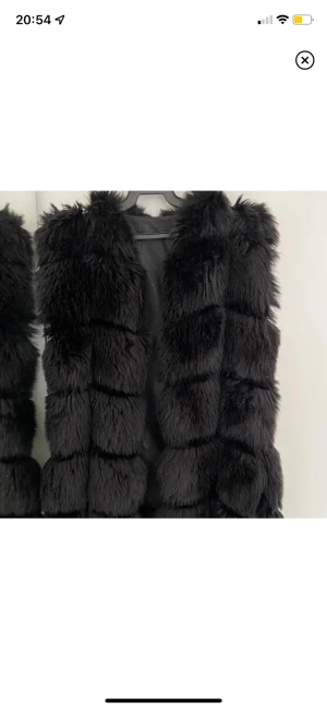 Pälsväst  - Fake päls! Använd få gånger. Storleken är cirka S/M