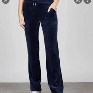 Blåa juicy  - Supertrendiga Juicybyxor i mörkblå. Använda fåtal gånger pågrund av att de är försmå för mig. Normalpris: 1200kr  Köpt är köpt! 