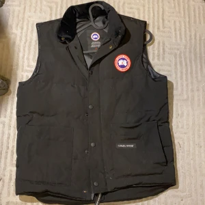 Canada goose  - Säljer canada gosse väst jag har Max användet den 3-5 gånger det är som ny. Det är i bra skick och är i storlek M. Priset kan diskuteras 